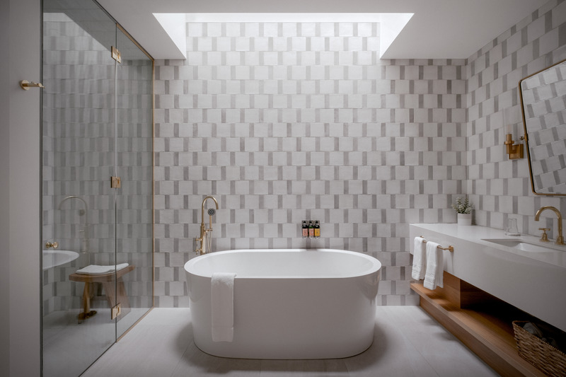 Dossier de presse | 2603-03 - Communiqué de presse | Le Spa à Manoir Hovey - LAMAS Architecture Ltd - Architecture commerciale - Baignoire de la salle de bain attenante sous un puits de lumière  - Crédit photo : Félix Michaud
