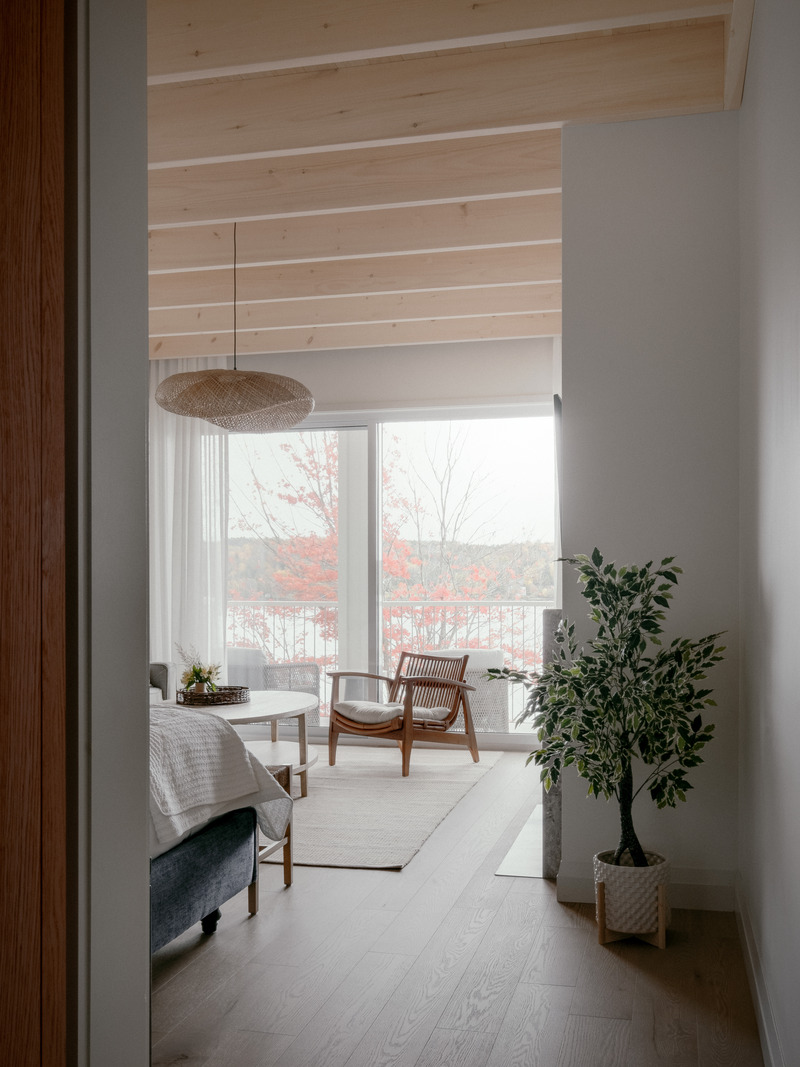Dossier de presse | 2603-03 - Communiqué de presse | Le Spa à Manoir Hovey - LAMAS Architecture Ltd - Architecture commerciale - Vue de la suite à partir du couloir d'entrée - Crédit photo :  Félix Michaud 