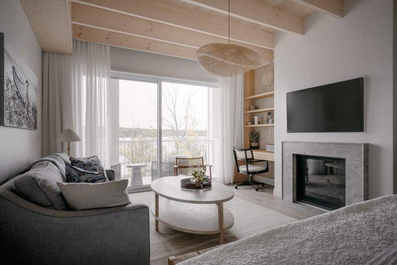 Dossier de presse | 2603-03 - Communiqué de presse | Le Spa à Manoir Hovey - LAMAS Architecture Ltd - Architecture commerciale - Vue du lit vers la cheminée et le balcon privé - Crédit photo : Félix Michaud