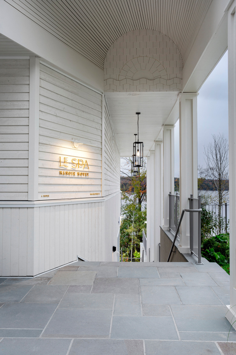 Dossier de presse | 2603-03 - Communiqué de presse | Le Spa à Manoir Hovey - LAMAS Architecture Ltd - Architecture commerciale - <font style="vertical-align: inherit;"><font style="vertical-align: inherit;"> Escaliers menant au niveau de la piscine et du spa </font></font> - Crédit photo : Drew Hadley