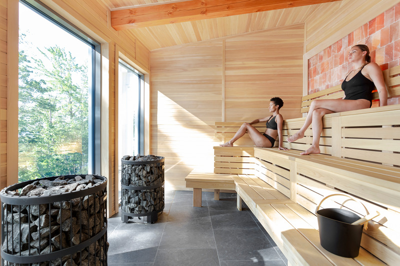 Dossier de presse | 2603-03 - Communiqué de presse | Le Spa à Manoir Hovey - LAMAS Architecture Ltd - Architecture commerciale - Vues du sol au plafond dans le sauna avec « mur de sel rose » personnalisé - Crédit photo : Drew Hadley