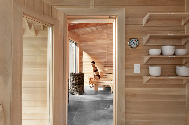 Dossier de presse | 2603-03 - Communiqué de presse | Le Spa à Manoir Hovey - LAMAS Architecture Ltd - Architecture commerciale - Vue sur le sauna depuis l'entrée - Crédit photo :  Drew Hadley 
