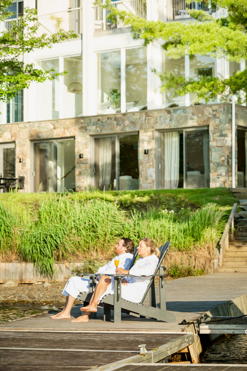 Dossier de presse | 2603-03 - Communiqué de presse | Le Spa à Manoir Hovey - LAMAS Architecture Ltd - Architecture commerciale - Vue du Spa à partir du quai - Crédit photo :  Drew Hadley 