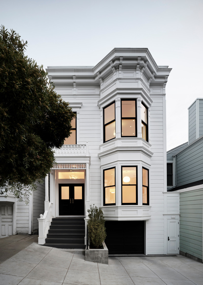 Dossier de presse | 2757-46 - Communiqué de presse | WDA's House of Light and Shadow Defines Contemporary Urban Living - William Duff Architects (WDA) - Architecture résidentielle - <p class="">Nestled in the center of San Francisco, the House of Light and Shadow by WDA is a remarkable transformation of a charming Victoria-era building into a captivating modern abode. The structure's original façade was painted in Benjamin Moore OC-68 Distant Gray and Dunn Edwards DEA 187 Black for a crisp look.</p><p class=""> 					<br> 				<br> 			<br> 		<br></p> - Crédit photo :  Matthew Millman with Lucy Bamman (stylist)