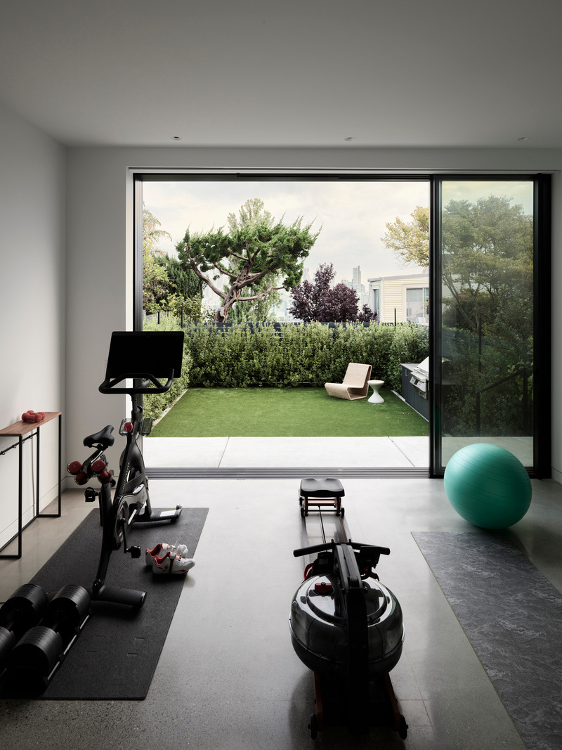 Dossier de presse | 2757-46 - Communiqué de presse | WDA's House of Light and Shadow Defines Contemporary Urban Living - William Duff Architects (WDA) - Architecture résidentielle - The exercise area which has concrete flooring looks out onto the garden. - Crédit photo :  Matthew Millman with Lucy Bamman (stylist) 