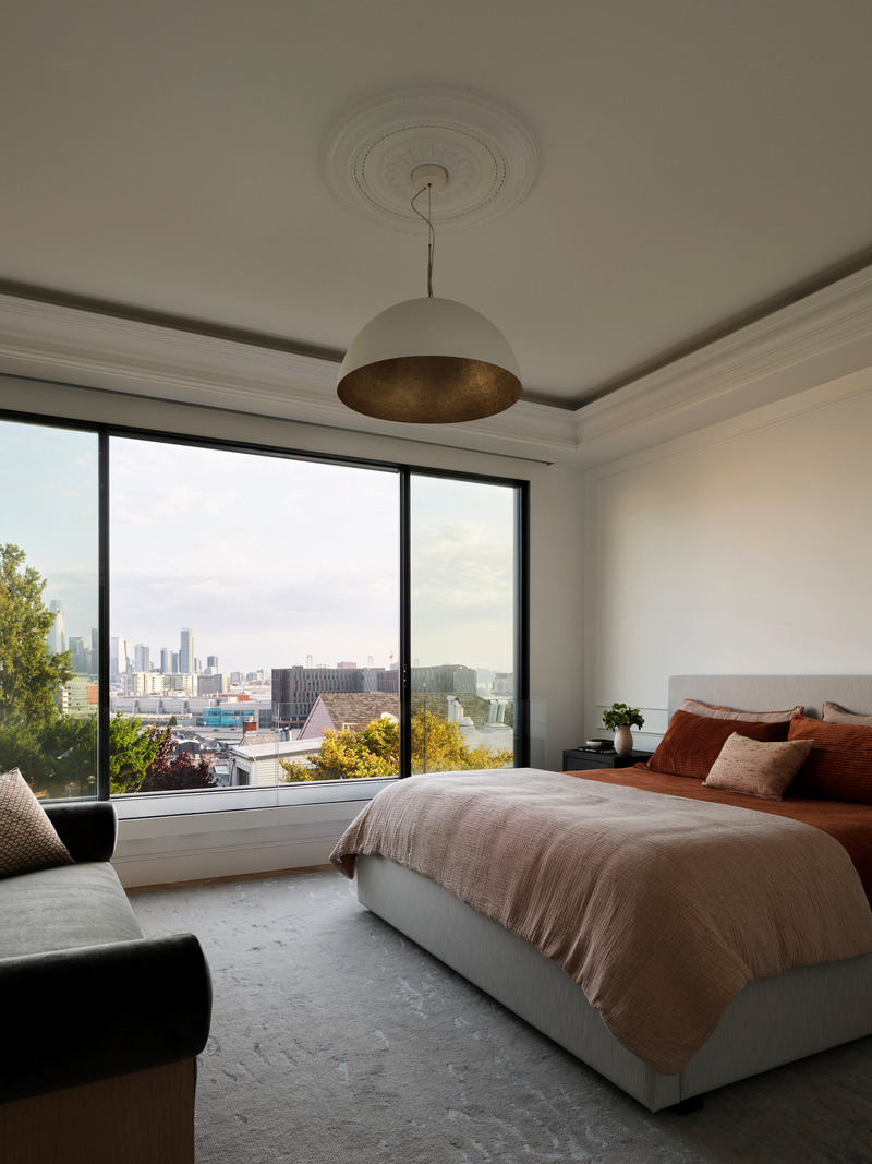Dossier de presse | 2757-46 - Communiqué de presse | WDA's House of Light and Shadow Defines Contemporary Urban Living - William Duff Architects (WDA) - Architecture résidentielle - From the primary bedroom, the view includes a variety of architectural styles, from traditional to contemporary and modern. The chaise longue was sourced by Niche Interiors.   - Crédit photo :  Matthew Millman with Lucy Bamman (stylist) 