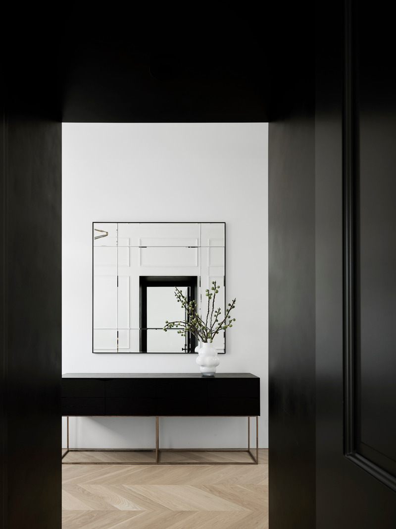 Dossier de presse | 2757-46 - Communiqué de presse | WDA's House of Light and Shadow Defines Contemporary Urban Living - William Duff Architects (WDA) - Architecture résidentielle - <p class="" style=""><span style="font-size: 1rem; letter-spacing: 0.0625em;">The chevron pattern flooring </span>creates a dynamic visual experience.<br style=""></p> - Crédit photo :  Matthew Millman with Lucy Bamman (stylist) 