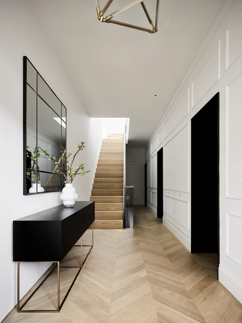Dossier de presse | 2757-46 - Communiqué de presse | WDA's House of Light and Shadow Defines Contemporary Urban Living - William Duff Architects (WDA) - Architecture résidentielle -  <p class="">The entry hall features engineered, white oak unfinished 5" wide boards in a chevron pattern. The light fixture, SHY 17 by Bec Brittain, was designed and made in New York City from thin LED tubes and brass.</p>  - Crédit photo :  Matthew Millman with Lucy Bamman (stylist) 