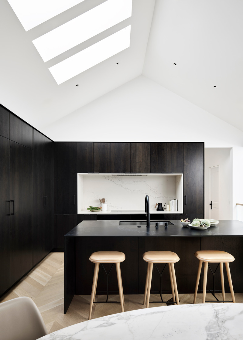 Dossier de presse | 2757-46 - Communiqué de presse | WDA's House of Light and Shadow Defines Contemporary Urban Living - William Duff Architects (WDA) - Architecture résidentielle -  The kitchen appliances include a cooktop, hood liner and oven from Wolf. On the island, the stainless steel sink is from Rohl and the pull-down faucet is from Graff.  - Crédit photo :  Matthew Millman with Lucy Bamman (stylist) 