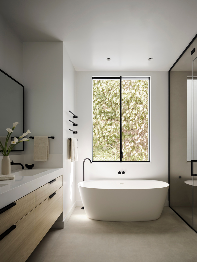 Dossier de presse | 2757-46 - Communiqué de presse | WDA's House of Light and Shadow Defines Contemporary Urban Living - William Duff Architects (WDA) - Architecture résidentielle - The primary bathroom features custom cut porcelain slab floor and walls from Laminam. - Crédit photo :  Matthew Millman with Lucy Bamman (stylist) 