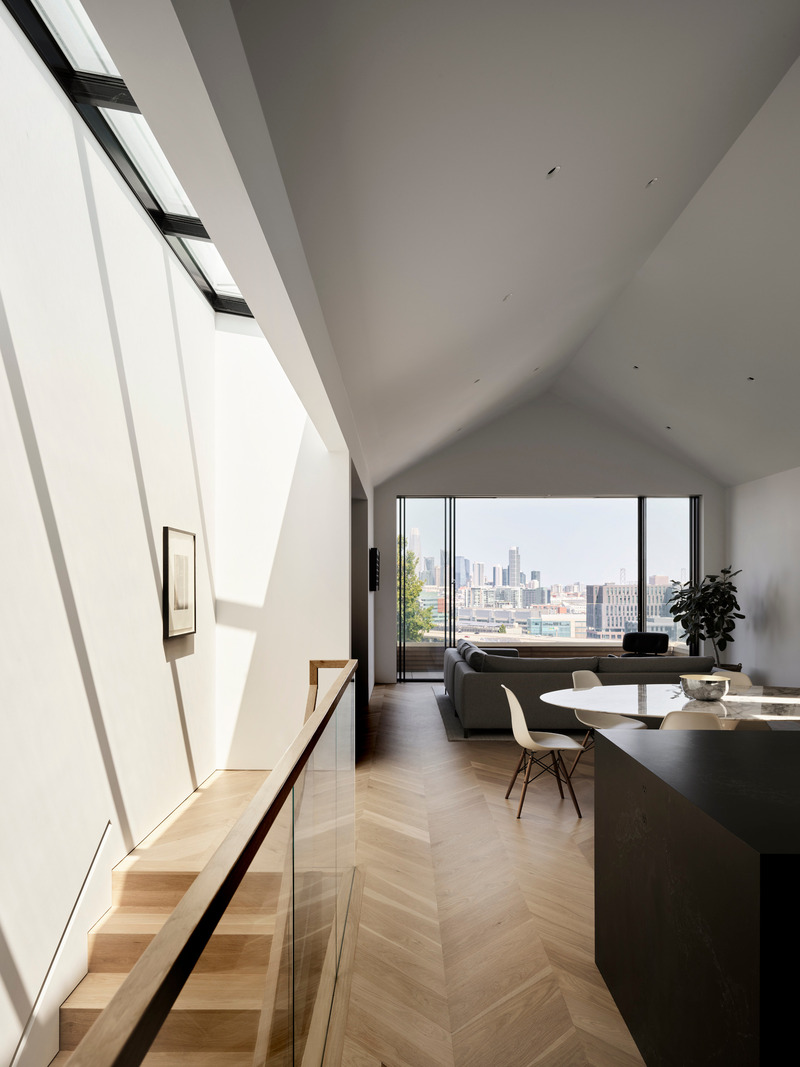 Dossier de presse | 2757-46 - Communiqué de presse | WDA's House of Light and Shadow Defines Contemporary Urban Living - William Duff Architects (WDA) - Architecture résidentielle - Natural light from the skylight creates an artful pattern on the wall. - Crédit photo :  Matthew Millman with Lucy Bamman (stylist) 