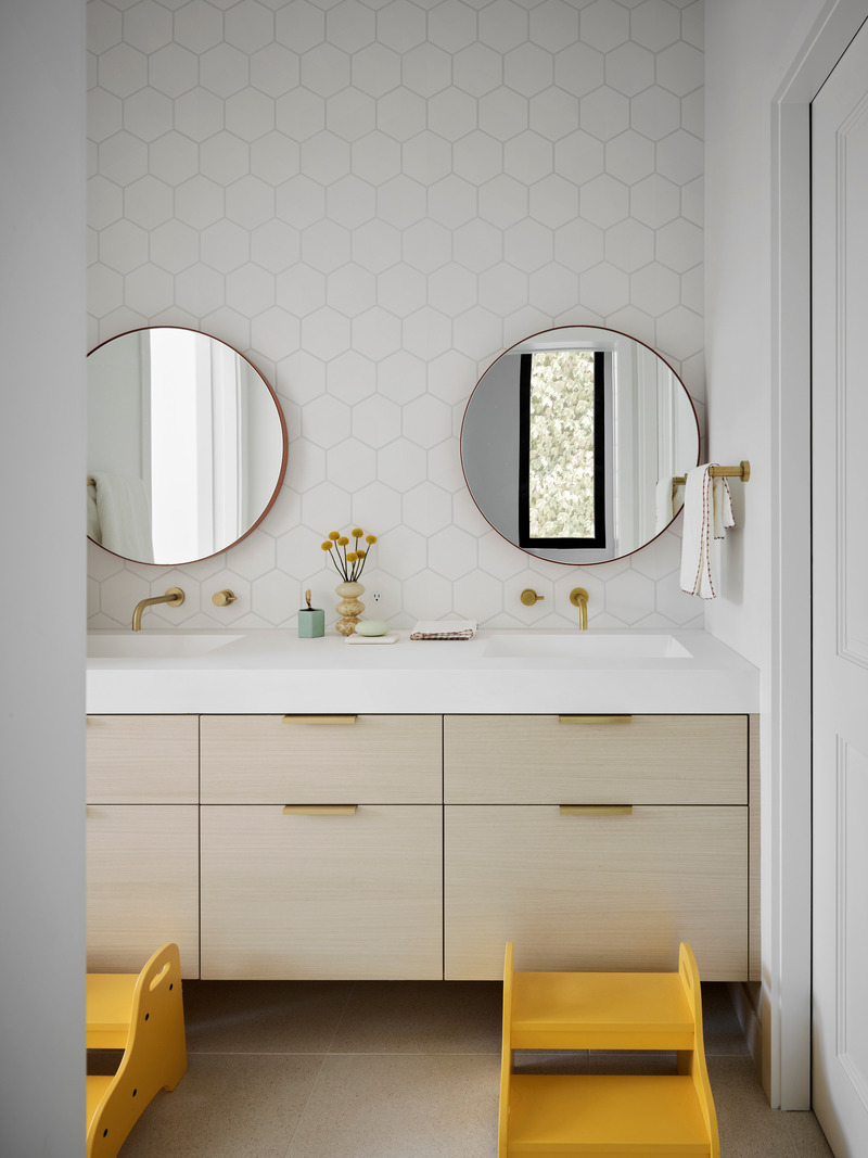 Dossier de presse | 2757-46 - Communiqué de presse | WDA's House of Light and Shadow Defines Contemporary Urban Living - William Duff Architects (WDA) - Architecture résidentielle - The pocket door (right) is from Trustile; the sinks are from MTI. - Crédit photo :  Matthew Millman with Lucy Bamman (stylist) 