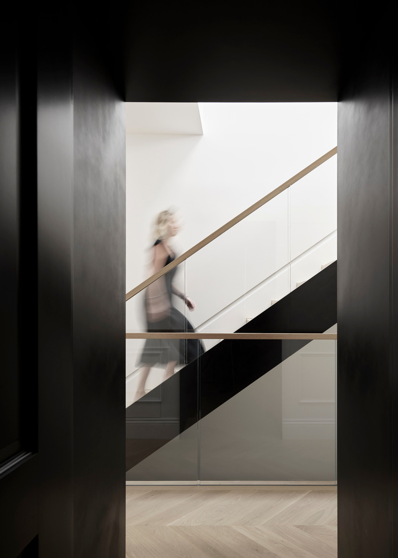 Dossier de presse | 2757-46 - Communiqué de presse | WDA's House of Light and Shadow Defines Contemporary Urban Living - William Duff Architects (WDA) - Architecture résidentielle - <p class="">The residence is a harmonious interplay of traditional and modern aesthetics, light and shadow,</p> - Crédit photo :  Matthew Millman with Lucy Bamman (stylist) 