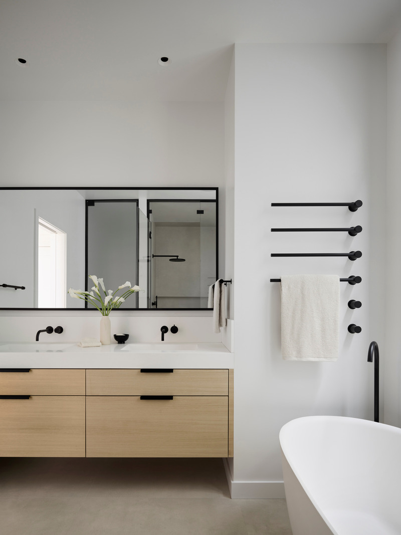 Dossier de presse | 2757-46 - Communiqué de presse | WDA's House of Light and Shadow Defines Contemporary Urban Living - William Duff Architects (WDA) - Architecture résidentielle -  In the primary bathroom, the double bowl sink, which is integrated into the counter, and the soaking tub, both in matte white, are from MTI.  - Crédit photo :  Matthew Millman with Lucy Bamman (stylist) 