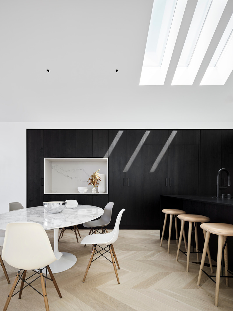 Dossier de presse | 2757-46 - Communiqué de presse | WDA's House of Light and Shadow Defines Contemporary Urban Living - William Duff Architects (WDA) - Architecture résidentielle - Natural light from the horizontal skylights washes over the dining area.   - Crédit photo :  Matthew Millman with Lucy Bamman (stylist) 