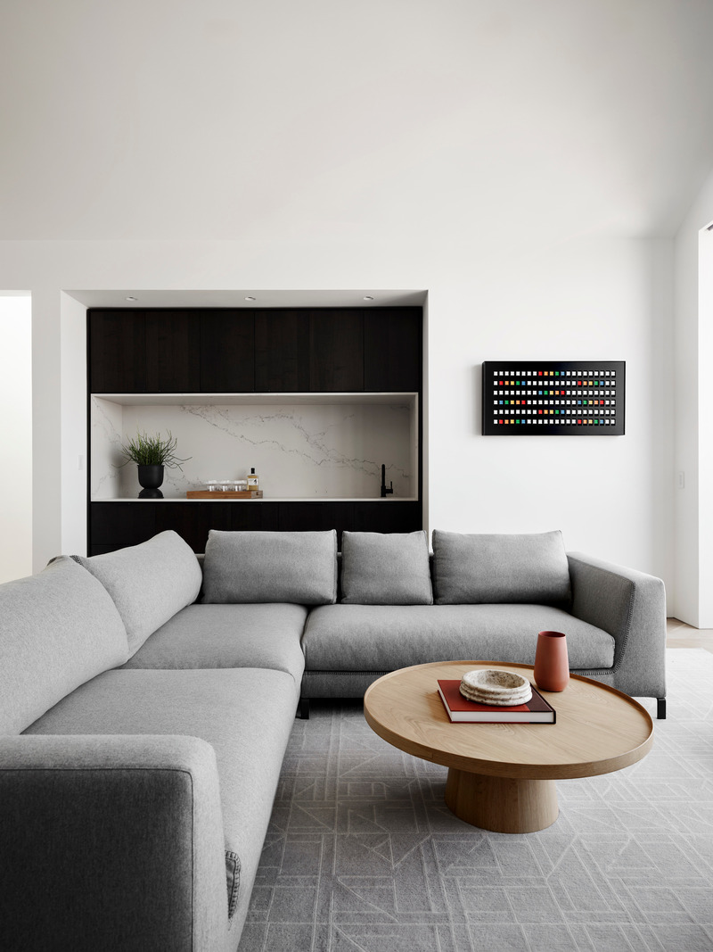 Dossier de presse | 2757-46 - Communiqué de presse | WDA's House of Light and Shadow Defines Contemporary Urban Living - William Duff Architects (WDA) - Architecture résidentielle - The library bar echoes the aesthetic of the adjacent kitchen. - Crédit photo :  Matthew Millman with Lucy Bamman (stylist) 