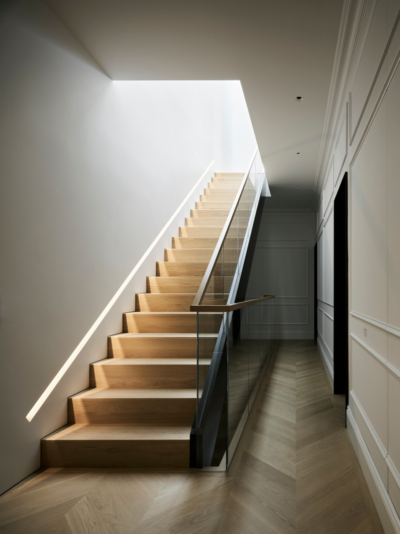 Dossier de presse | 2757-46 - Communiqué de presse | WDA's House of Light and Shadow Defines Contemporary Urban Living - William Duff Architects (WDA) - Architecture résidentielle - The House of Light and Shadow comprises 3,758-square feet across three stories. - Crédit photo :  Matthew Millman with Lucy Bamman (stylist) 