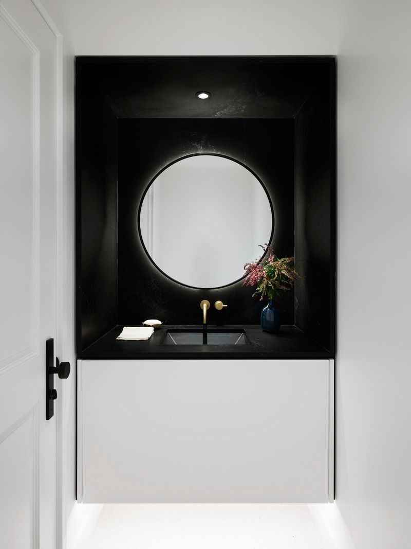 Dossier de presse | 2757-46 - Communiqué de presse | WDA's House of Light and Shadow Defines Contemporary Urban Living - William Duff Architects (WDA) - Architecture résidentielle - In the powder room, the faucet in satin bass finish from Watermark hovers over the black quartz countertop. - Crédit photo :  Matthew Millman with Lucy Bamman (stylist) 