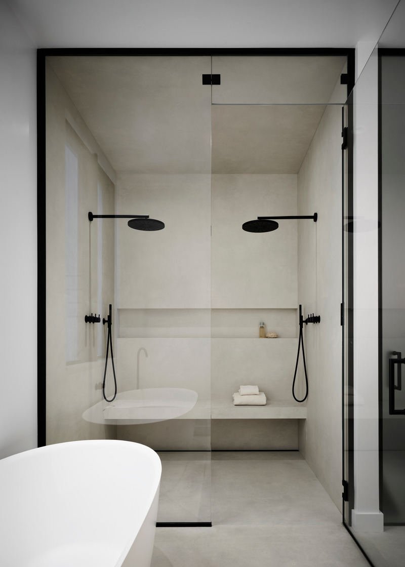 Dossier de presse | 2757-46 - Communiqué de presse | WDA's House of Light and Shadow Defines Contemporary Urban Living - William Duff Architects (WDA) - Architecture résidentielle - <p class="">Calce Bianco Natural Porcelain sets off the round wall mounted shower heads in matte black from Vola.</p> - Crédit photo :   Matthew Millman with Lucy Bamman (stylist)  