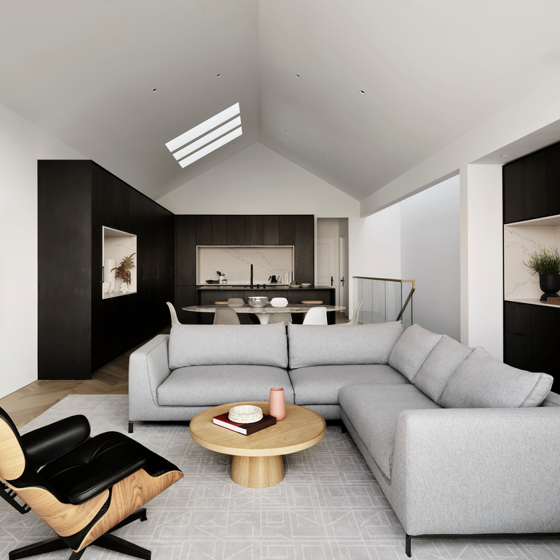 Dossier de presse | 2757-46 - Communiqué de presse | WDA's House of Light and Shadow Defines Contemporary Urban Living - William Duff Architects (WDA) - Architecture résidentielle - The sophisticated color palette and vaulted ceiling create a modern vibe on the upper floor. - Crédit photo :  Matthew Millman with Lucy Bamman (stylist) 