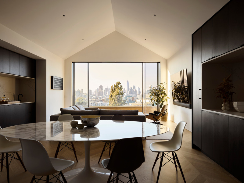 Dossier de presse | 2757-46 - Communiqué de presse | WDA's House of Light and Shadow Defines Contemporary Urban Living - William Duff Architects (WDA) - Architecture résidentielle - The library bar (left) has a quartz counter top from Caesarstone and black walnut cabinetry by Henrybuilt. - Crédit photo :  Matthew Millman with Lucy Bamman (stylist) 