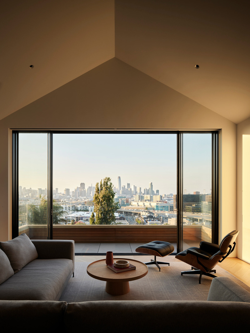 Dossier de presse | 2757-46 - Communiqué de presse | WDA's House of Light and Shadow Defines Contemporary Urban Living - William Duff Architects (WDA) - Architecture résidentielle - The living area opens up to a deck with floor tile from Ann Sacks and a city view. - Crédit photo :  Matthew Millman with Lucy Bamman (stylist) 