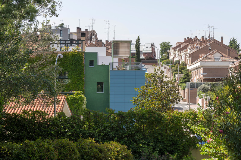 Press kit | 2506-13 - Press release | Lifelong Living Found - Agrob Buchtal - Residential Architecture - In terms of urban planning, the ceramic façade fits into its surroundings as if painted. - Photo credit: agrob-buchtal.de / photo: ©Miguel de Guzmán