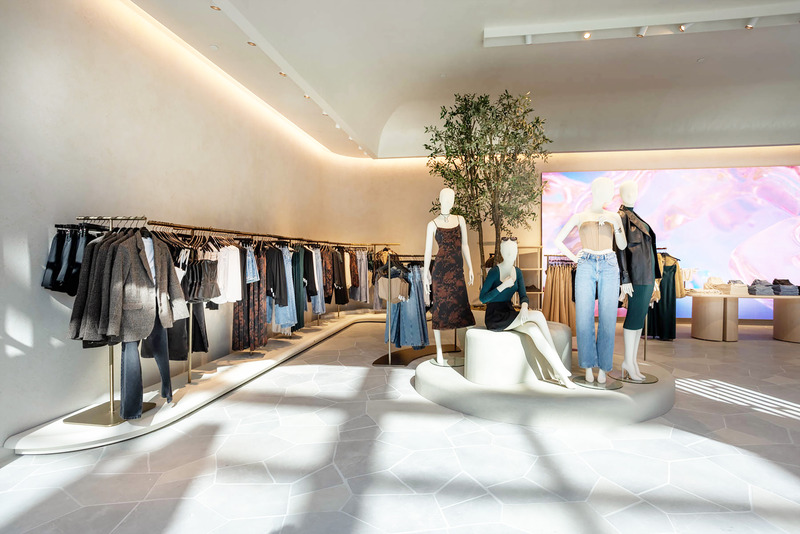 Press kit | 5898-04 - Press release | Dynamite Flagship: Digital Art, AI, and Innovation - Groupe Dynamite inc. - Commercial Interior Design - Photo credit: François Descoteaux