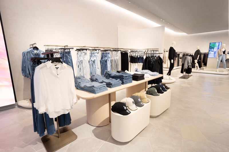 Press kit | 5898-04 - Press release | Dynamite Flagship: Digital Art, AI, and Innovation - Groupe Dynamite inc. - Commercial Interior Design - Photo credit: François Descoteaux
