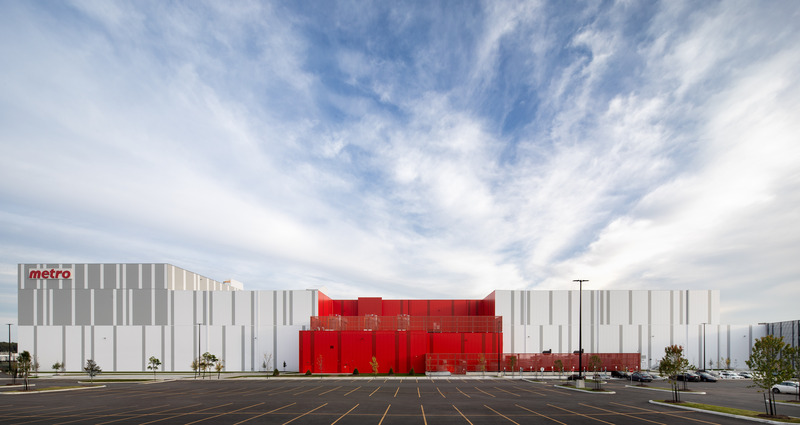 Dossier de presse | 7474-03 - Communiqué de presse | Nouveau centre de distribution de METRO : GKC Architecture & Design et Imperatori Design unissent leurs forces pour contribuer à la croissance de la marque au Québec - GKC Architecture & Design Imperatori Design - Architecture commerciale - Vue d'ensemble du centre de distribution<br style=""> - Crédit photo : Adrien Williams