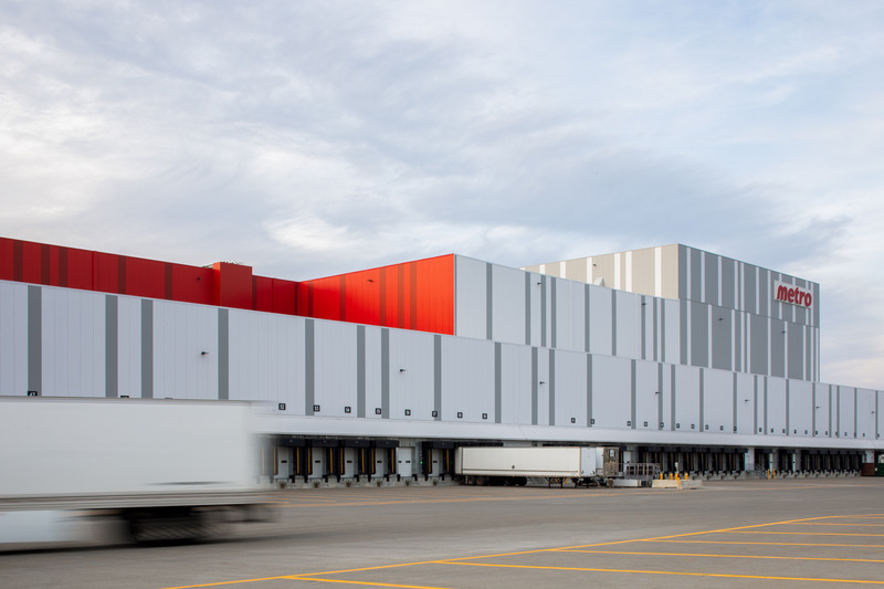 Dossier de presse | 7474-03 - Communiqué de presse | Nouveau centre de distribution de METRO : GKC Architecture & Design et Imperatori Design unissent leurs forces pour contribuer à la croissance de la marque au Québec - GKC Architecture & Design Imperatori Design - Architecture commerciale -  Quais de chargements - Crédit photo : Adrien Williams