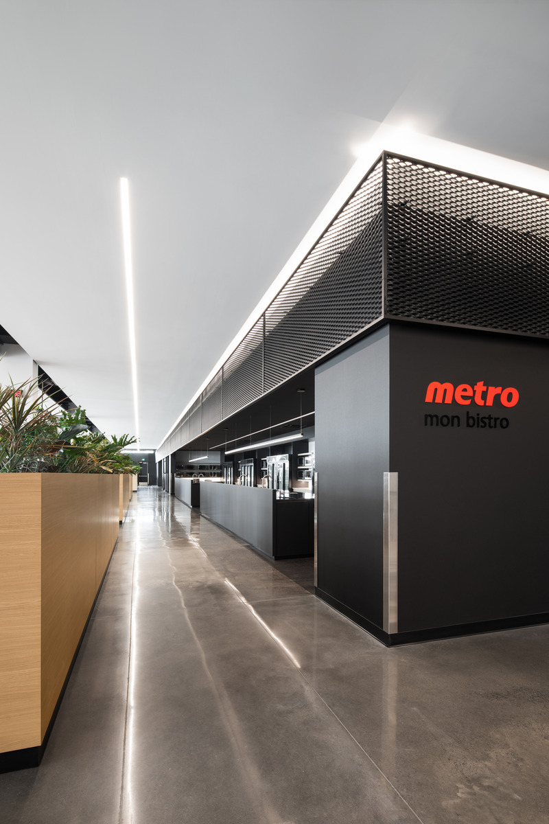 Dossier de presse | 7474-03 - Communiqué de presse | Nouveau centre de distribution de METRO : GKC Architecture & Design et Imperatori Design unissent leurs forces pour contribuer à la croissance de la marque au Québec - GKC Architecture & Design Imperatori Design - Architecture commerciale - Cafétéria, air de préparation - Crédit photo : Adrien Williams