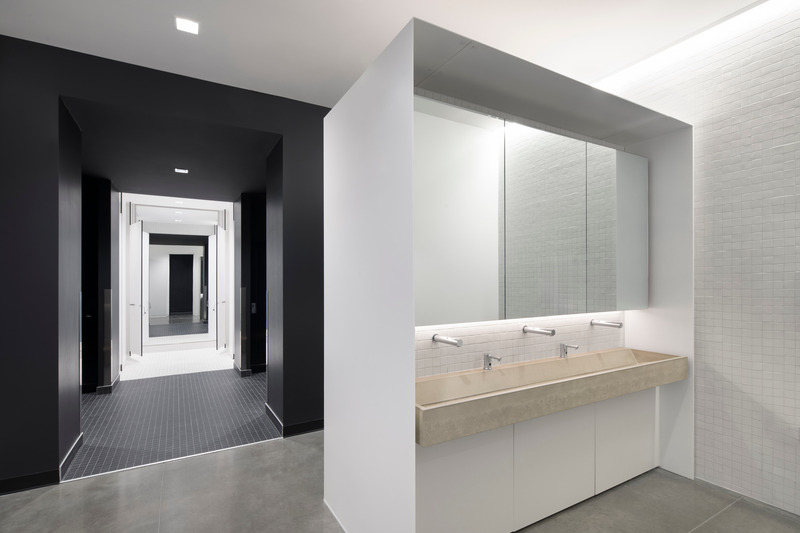 Dossier de presse | 7474-03 - Communiqué de presse | Nouveau centre de distribution de METRO : GKC Architecture & Design et Imperatori Design unissent leurs forces pour contribuer à la croissance de la marque au Québec - GKC Architecture & Design Imperatori Design - Architecture commerciale - Bathroom  - Crédit photo : Adrien Williams