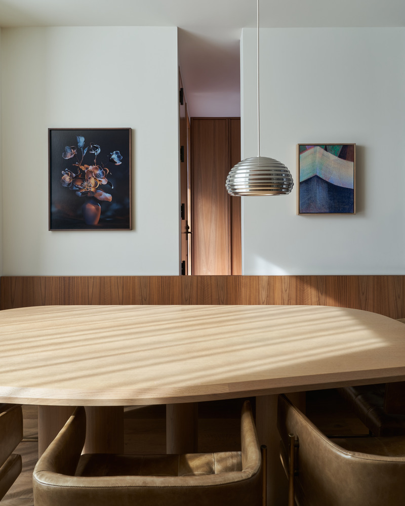 Dossier de presse | 7600-01 - Communiqué de presse | A Fresh Face in a Familiar Place: Summerhill Family Home Blends Contemporary Living with Neighborhood Charm - Barbora Vokac Taylor Architect Inc. - Architecture résidentielle - <p> Art - Left: Jessica Eaton, MLL 04 v.03 </p><p>Right: Kristine Moran, Black and White Wave. Curated by Pearl Rowe </p> - Crédit photo : Jules Lee