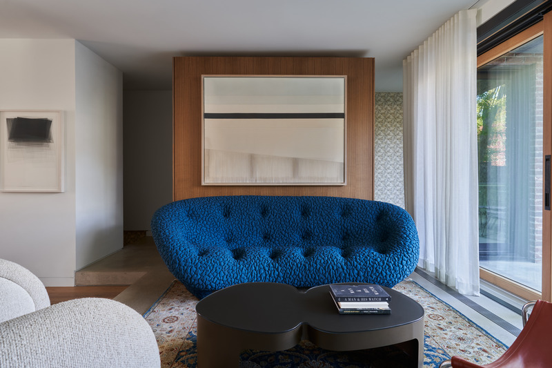 Dossier de presse | 7600-01 - Communiqué de presse | A Fresh Face in a Familiar Place: Summerhill Family Home Blends Contemporary Living with Neighborhood Charm - Barbora Vokac Taylor Architect Inc. - Architecture résidentielle - "The vision was to design the spaces to spill out and over into one another, and to use layered elements to define the spaces". <span></span>Art by Rebecca Ward, Shift. Curated by Pearl Rowe.<span></span> - Crédit photo : Jules Lee