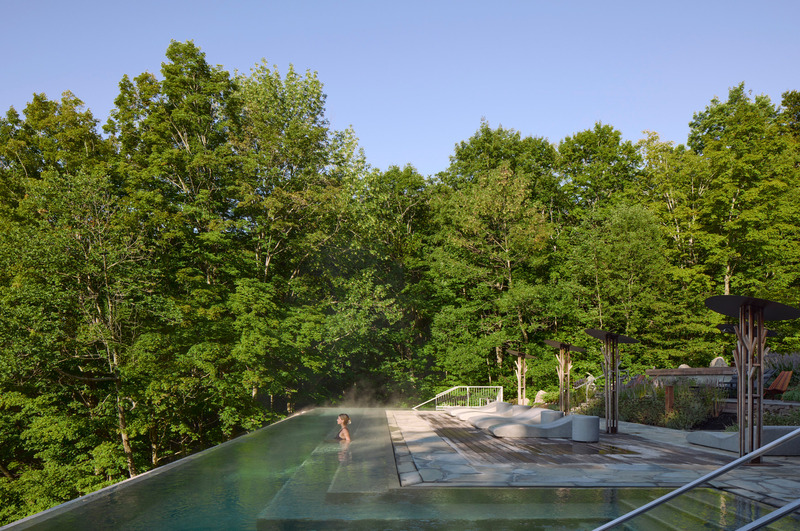 Dossier de presse | 1408-03 - Communiqué de presse | BALNEA spa + réserve thermale inaugure de nouvelles installations célébrant la nature - BALNEA spa + réserve thermale - Architecture commerciale - Terrasse avec bain infini à remous - Crédit photo : James Brittain