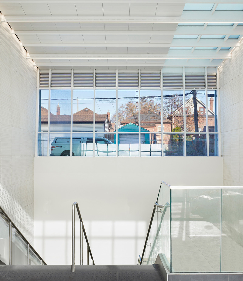 Dossier de presse | 718-05 - Communiqué de presse | Eglinton Crosstown LRT : Rehausser la qualité du design dans l'espace public - Daoust Lestage Lizotte Stecker Benech - Architecture institutionnelle - La transparence permet une connexion visuelle avec les quartier avoisinants.  - Crédit photo : Tom Arban