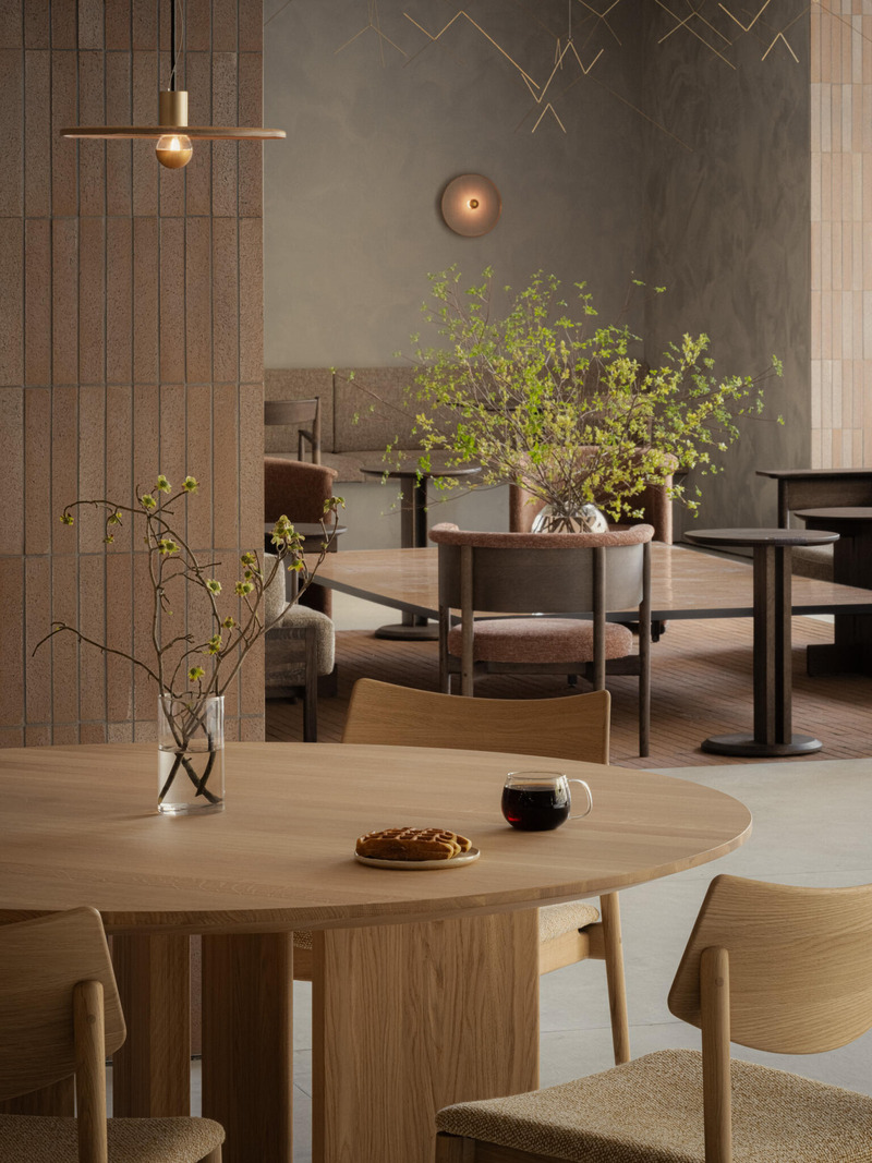 Dossier de presse | 4709-12 - Communiqué de presse | World's 49 Most Striking Interiors Shortlisted for Dezeen Awards 2024 - Dezeen - Concours - Blue Bottle Coffee Nagoya Sakae Cafe, Keiji Ashizawa Design, Aichi, Japan