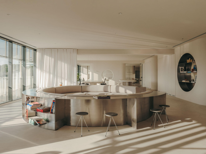 Dossier de presse | 4709-12 - Communiqué de presse | World's 49 Most Striking Interiors Shortlisted for Dezeen Awards 2024 - Dezeen - Concours - Gigi Studios HQ, Isern Serra, Sant Cugat del Vallès, Spain