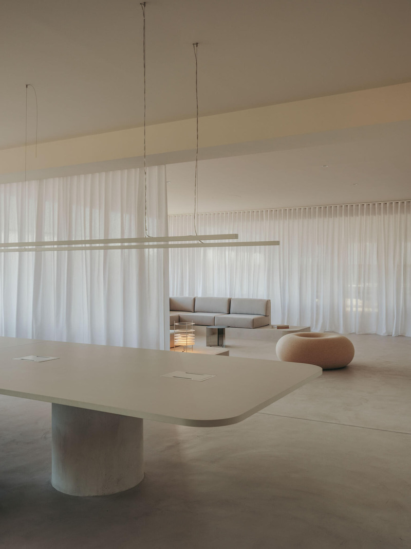 Dossier de presse | 4709-12 - Communiqué de presse | World's 49 Most Striking Interiors Shortlisted for Dezeen Awards 2024 - Dezeen - Concours - Gigi Studios HQ, Isern Serra, Sant Cugat del Vallès, Spain