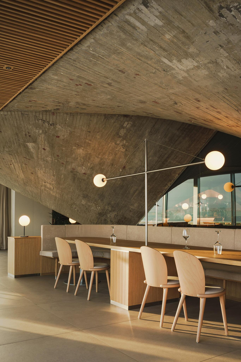 Dossier de presse | 4709-12 - Communiqué de presse | World's 49 Most Striking Interiors Shortlisted for Dezeen Awards 2024 - Dezeen - Concours - Restaurant MMC – Brutalism over the sea, Zooco Estudio, Madrid, Spain
