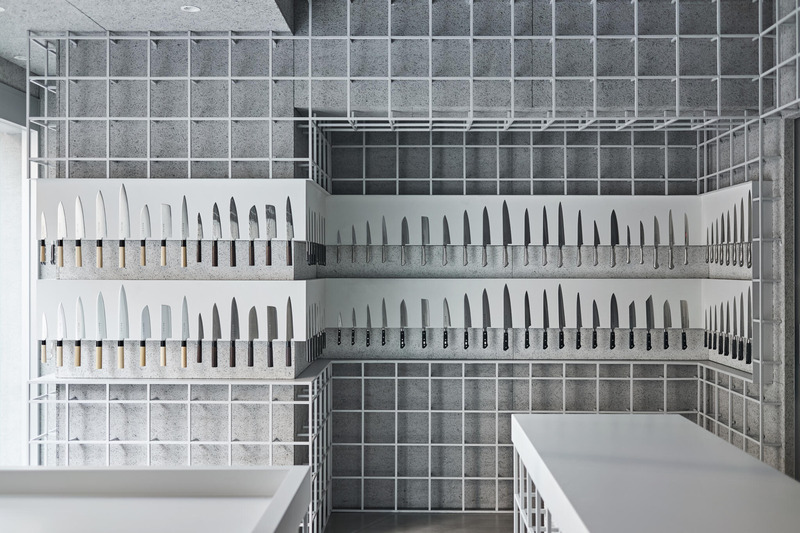 Dossier de presse | 4709-12 - Communiqué de presse | World's 49 Most Striking Interiors Shortlisted for Dezeen Awards 2024 - Dezeen - Concours - TOJIRO KNIFE GALLERY TOKYO, KATATA YOSHIHITO DESIGN, Tokyo, Japan