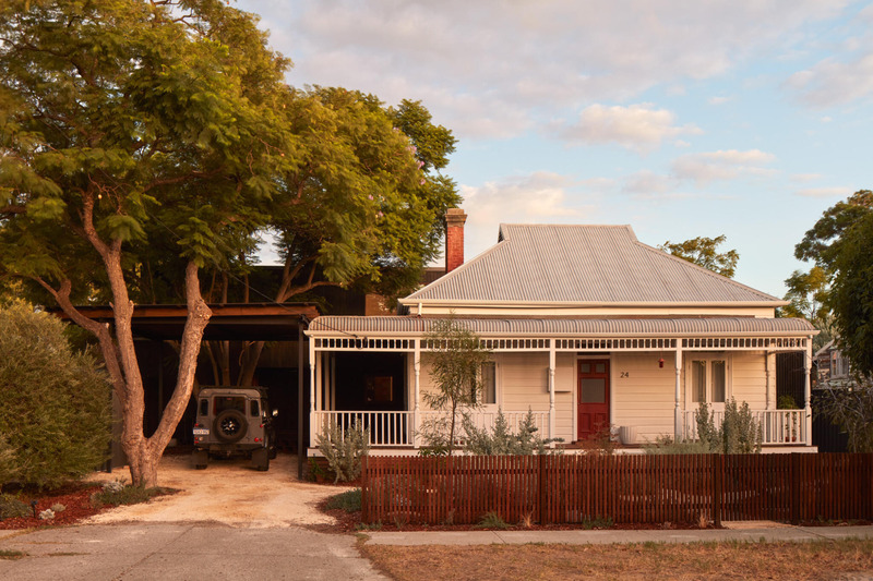 Dossier de presse | 4709-13 - Communiqué de presse | World's 82 Best Buildings Shortlisted for Dezeen Awards 2024 - Dezeen - Concours - Shadow House, GROTTO Studio, Bayswater, Australia