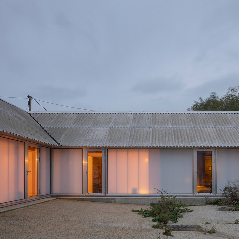 Dossier de presse | 4709-13 - Communiqué de presse | World's 82 Best Buildings Shortlisted for Dezeen Awards 2024 - Dezeen - Concours - The Old Byre, Gianni Botsford Architects, Isle of Wight, United Kingdom