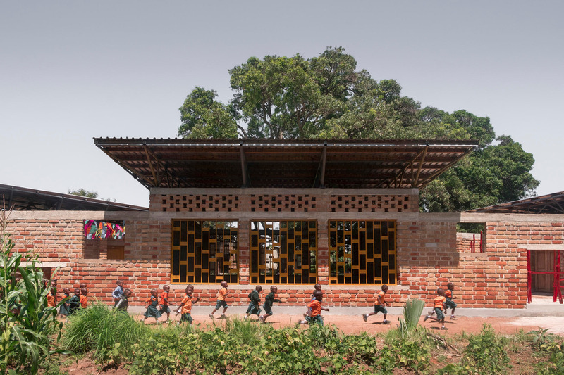 Dossier de presse | 4709-13 - Communiqué de presse | World's 82 Best Buildings Shortlisted for Dezeen Awards 2024 - Dezeen - Concours - Wayair Foundation School for a refugee community in Ulyankulu, JEJU studio, Tabora Region, Tanzania,