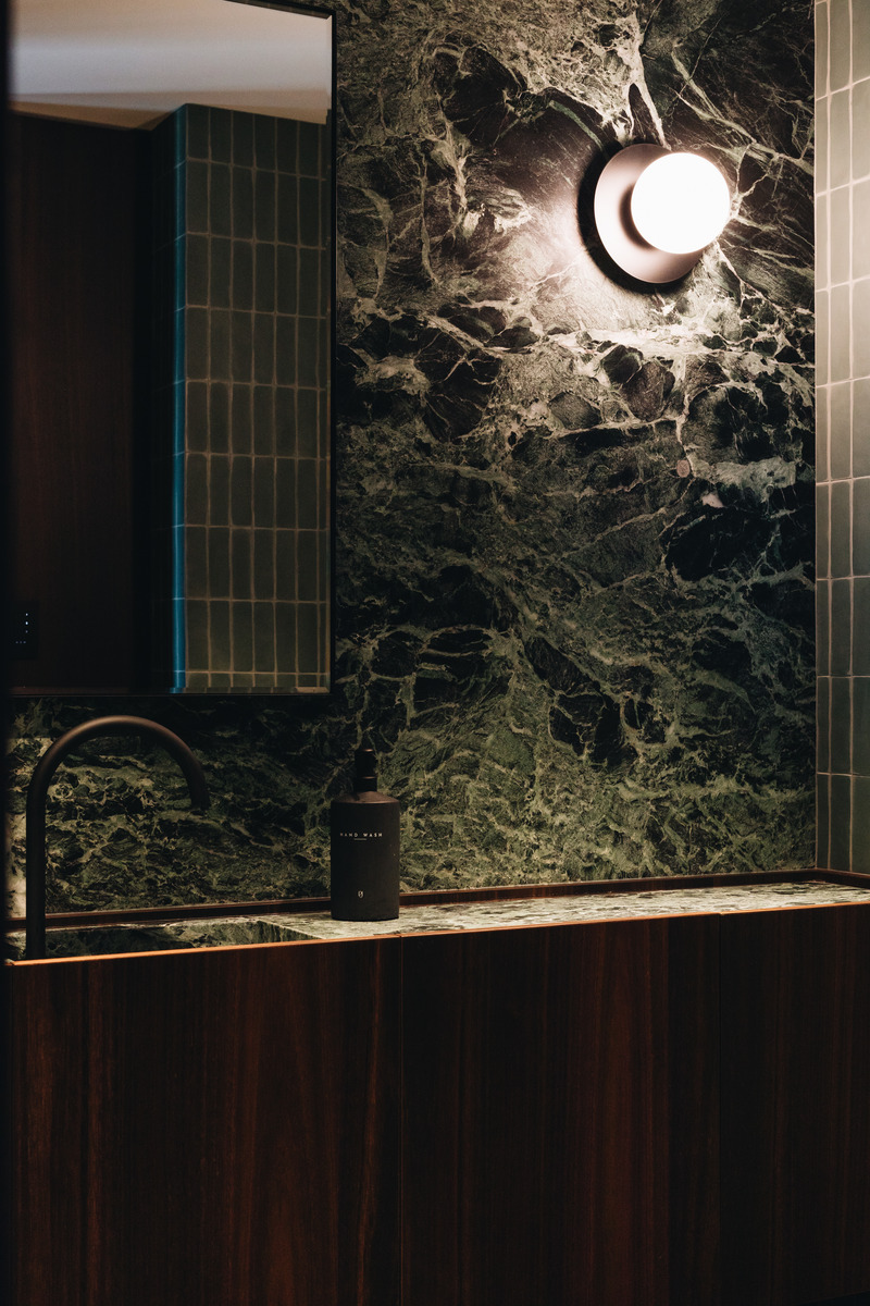 Press kit | 2260-06 - Press release | Party of two Residence - MXMA Architecture & Design +  Patrick St-Onge Habitat - Residential Interior Design - WATER CLOSET - Photo credit: Photographie Intérieure CO