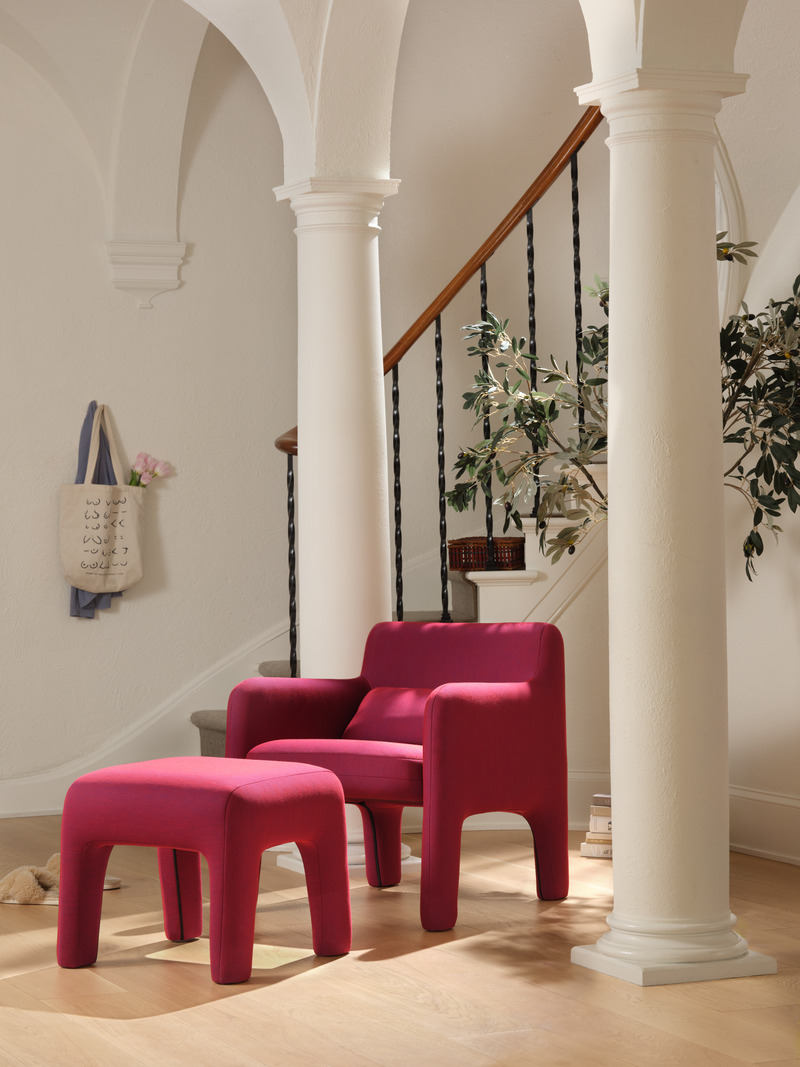Press kit | 2347-02 - Press release | EQ3’s Industry-Leading Trade Program: Membership Has its Perks - EQ3 - Commercial Interior Design - Photo credit: Aril Chair &amp; Ottoman