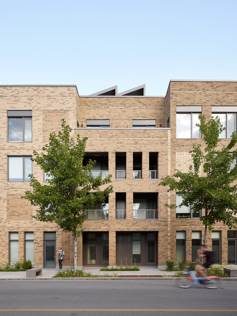 Press kit | 1676-08 - Press release | Mellem Ville-Marie: A Model of Gentle Densification Inspired by Montreal - ADHOC - Residential Architecture - Mellem Ville-Marie embraces a typically Montreal design approach, focusing on the fragmentation of the façades. - Photo credit: Maxime Brouillet 