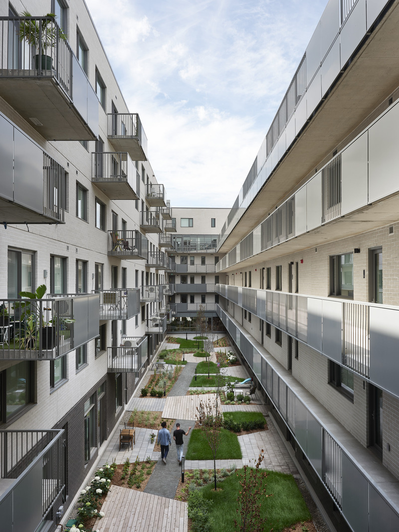 Press kit | 1676-08 - Press release | Mellem Ville-Marie: A Model of Gentle Densification Inspired by Montreal - ADHOC - Residential Architecture - At the heart of the project, an inner courtyard and walkways encourage interactions among residents. - Photo credit: Maxime Brouillet