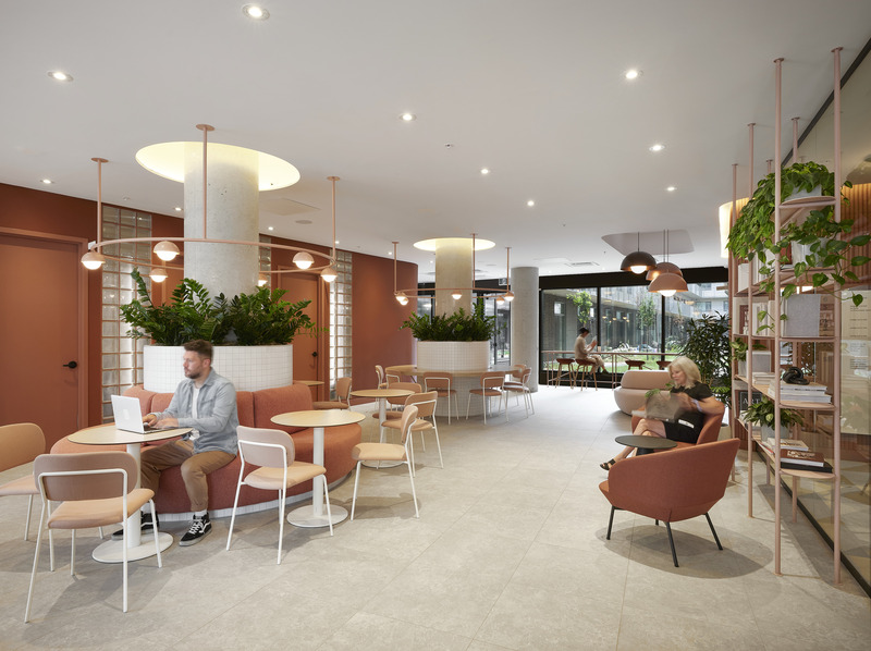 Press kit | 1676-08 - Press release | Mellem Ville-Marie: A Model of Gentle Densification Inspired by Montreal - ADHOC - Residential Architecture - The bright coworking space is open to the street. - Photo credit: Maxime Brouillet